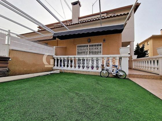 Foto 1 de Casa adossada en venda a Residencial de 3 habitacions amb terrassa i garatge