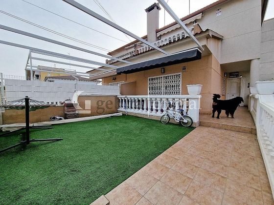 Foto 2 de Casa adossada en venda a Residencial de 3 habitacions amb terrassa i garatge