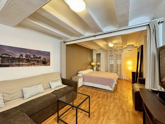 Foto 1 de Venta de piso en El Raval de 3 habitaciones con balcón y aire acondicionado
