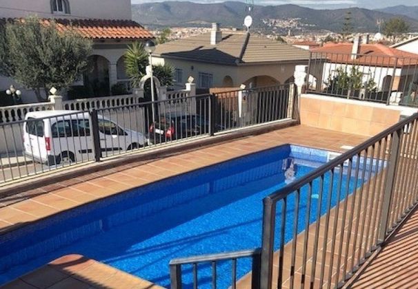 Foto 1 de Xalet en venda a La Muntanyeta - La Franquesa de 5 habitacions amb terrassa i piscina