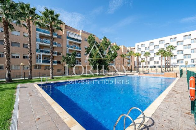 Foto 2 de Piso en venta en calle De Montserrat Roig de 3 habitaciones con piscina y jardín