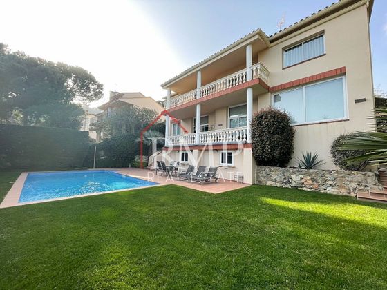 Foto 1 de Xalet en venda a calle Girona de 5 habitacions amb terrassa i piscina