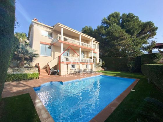 Foto 2 de Venta de chalet en calle Girona de 5 habitaciones con terraza y piscina