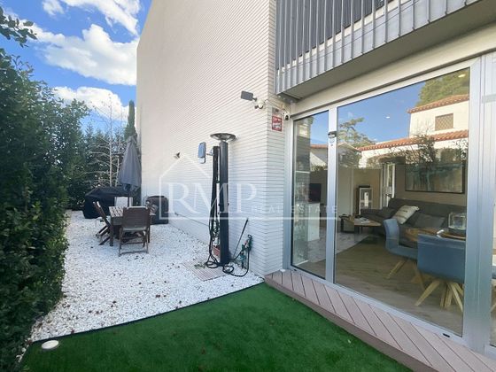Foto 2 de Venta de dúplex en avenida De Badalona de 3 habitaciones con terraza y piscina