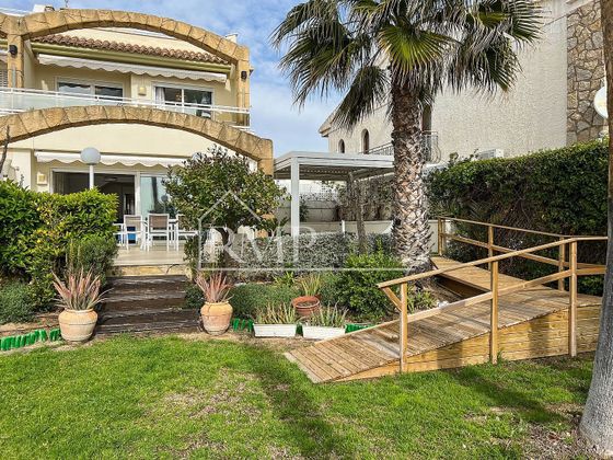 Foto 2 de Xalet en venda a avenida De Catalunya de 4 habitacions amb terrassa i piscina