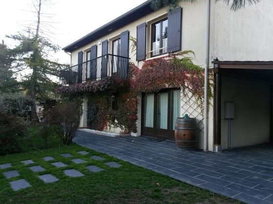 Foto 1 de Venta de chalet en calle Du Bosquet de 5 habitaciones con terraza y jardín
