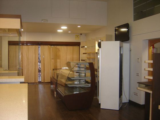 Foto 1 de Alquiler de local en calle Jaume Huguet de 382 m²