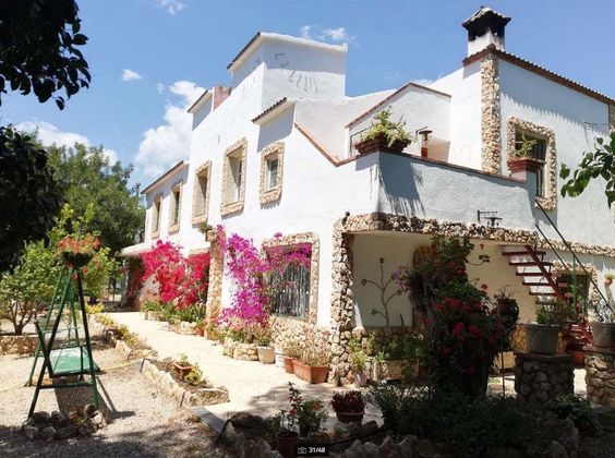 Foto 2 de Chalet en venta en calle Avninguda de Las Planas de 9 habitaciones con terraza y piscina