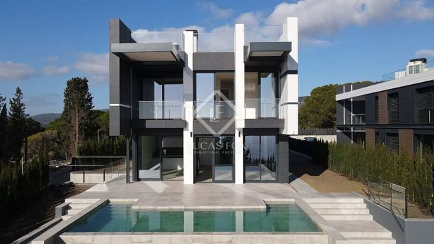 Foto 1 de Casa en venda a Caldes d´Estrac de 4 habitacions amb terrassa i piscina