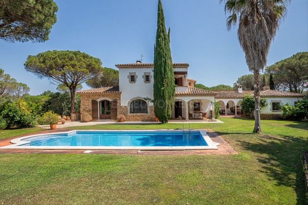 Foto 1 de Xalet en venda a Golf Costa Brava - Bufaganyes de 7 habitacions amb terrassa i piscina