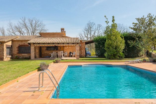 Foto 1 de Chalet en venta en Llagostera de 3 habitaciones con terraza y piscina