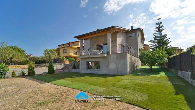 Foto 1 de Casa en venta en Santa Eulàlia de Ronçana de 4 habitaciones con terraza y piscina