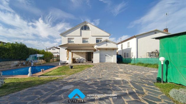 Foto 2 de Chalet en venta en Santa Eulàlia de Ronçana de 6 habitaciones con terraza y piscina