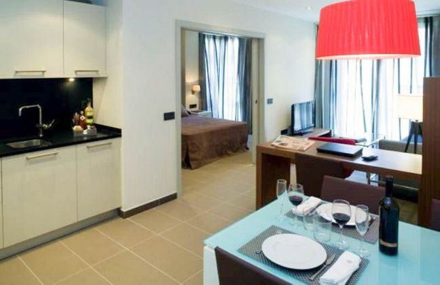 Foto 1 de Pis en lloguer a Sarrià de 1 habitació amb terrassa i mobles