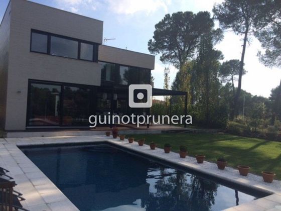 Foto 2 de Venta de casa en Sant Julià de Ramis de 5 habitaciones con terraza y piscina