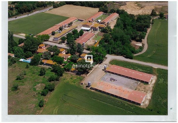 Foto 2 de Edifici en venda a Bescanó de 8000 m²