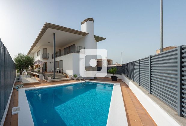 Foto 2 de Venta de casa en Vilablareix de 4 habitaciones con terraza y piscina