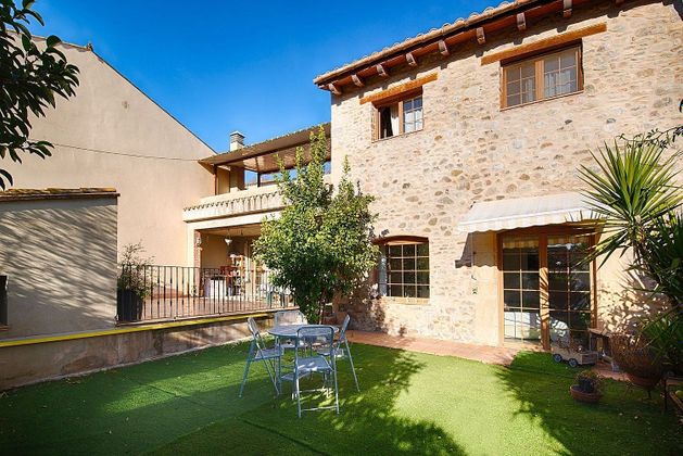 Foto 1 de Casa adossada en venda a Sant Julià de Ramis de 6 habitacions amb terrassa i garatge