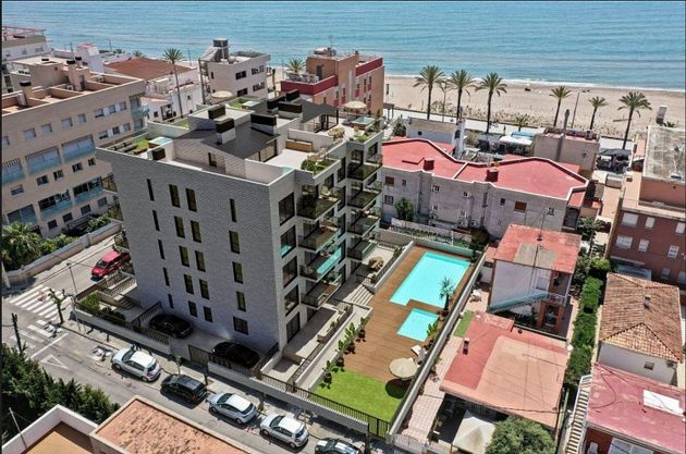 Foto 2 de Pis en venda a calle Del Miño de 3 habitacions amb terrassa i piscina