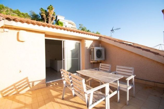 Foto 2 de Casa adosada en venta en calle Eramprunyà de 4 habitaciones con terraza y piscina