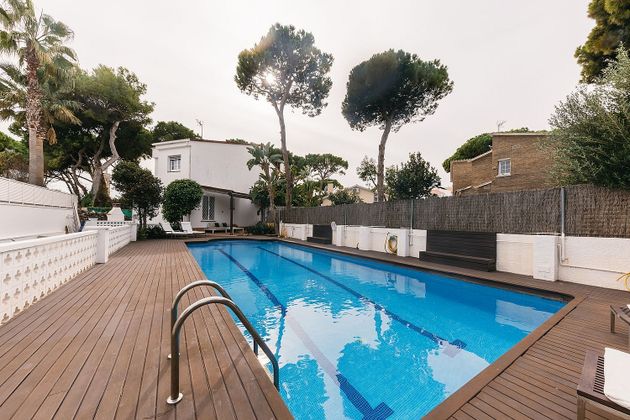 Foto 2 de Chalet en alquiler en La Pineda de 5 habitaciones con terraza y piscina