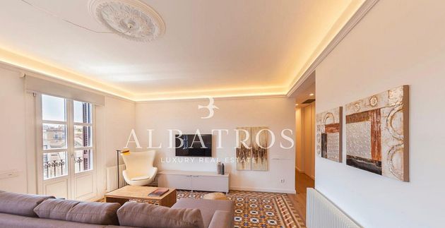 Foto 2 de Alquiler de piso en El Raval de 2 habitaciones con muebles y balcón