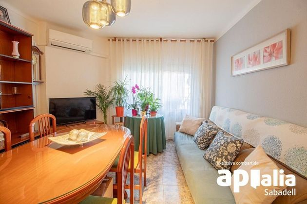 Foto 1 de Piso en venta en Centre - Eixample – Can Llobet – Can Serra de 3 habitaciones con balcón