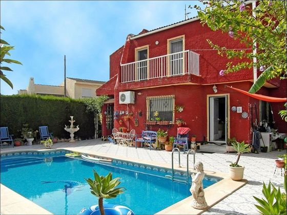 Foto 1 de Chalet en venta en Los Narejos de 5 habitaciones con terraza y piscina