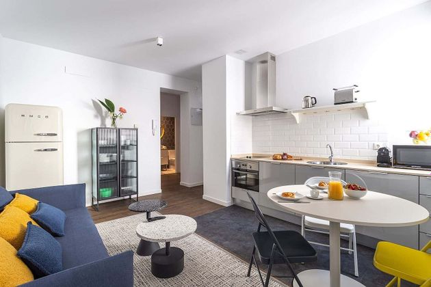 Foto 2 de Alquiler de piso en calle De Calatrava de 2 habitaciones con muebles y calefacción