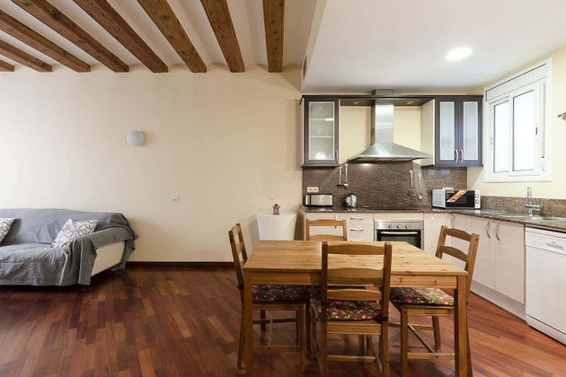 Foto 2 de Alquiler de piso en calle Nou de Sant Francesc de 1 habitación con muebles y balcón