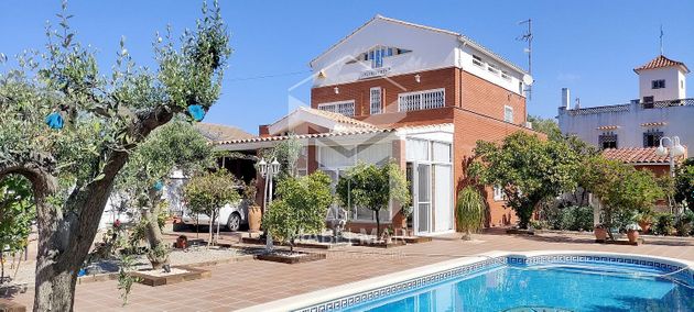 Foto 1 de Chalet en venta en calle Comarruga de 5 habitaciones con terraza y piscina