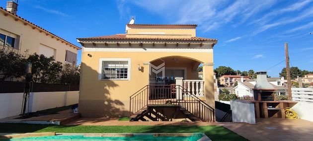 Foto 1 de Chalet en venta en calle Gardenia de 4 habitaciones con terraza y piscina