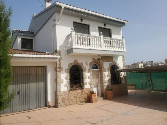 Foto 1 de Casa en venda a Playa de Almazora-Ben Afeli de 4 habitacions amb piscina i garatge