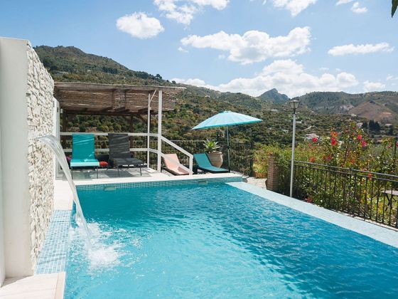 Foto 1 de Venta de casa en Guajares (Los) de 4 habitaciones con terraza y piscina
