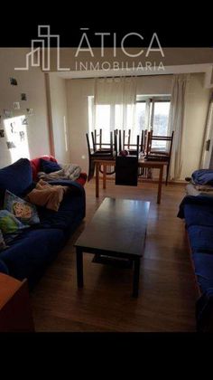 Foto 2 de Pis en lloguer a Carmelitas - San Marcos - Campillo de 6 habitacions amb mobles i calefacció