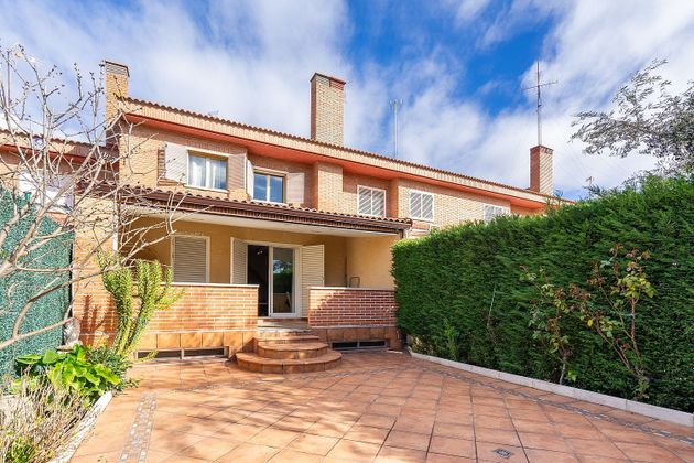 Foto 2 de Casa adossada en venda a Fuenlabrada II - El Molino de 4 habitacions amb terrassa i piscina