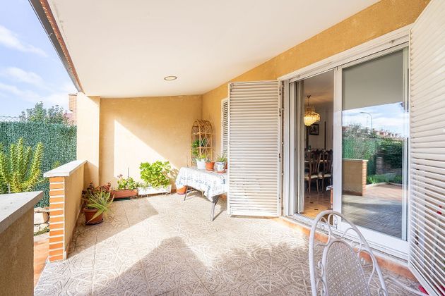 Foto 1 de Casa adossada en venda a Fuenlabrada II - El Molino de 4 habitacions amb terrassa i piscina