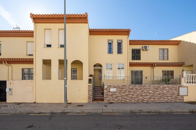 Foto 2 de Casa adosada en venta en calle Javier Tortosa de 3 habitaciones con terraza y garaje