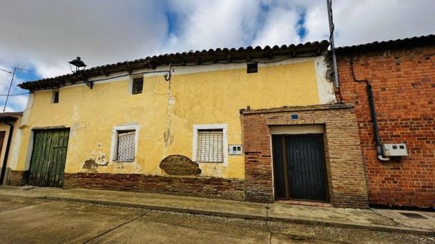 Foto 1 de Casa adossada en venda a calle San Miguel de 2 habitacions amb garatge i jardí