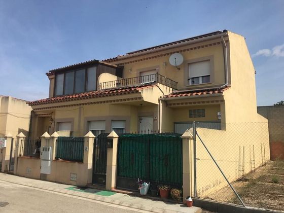 Foto 1 de Casa adossada en venda a calle Caniego de 4 habitacions amb terrassa i garatge