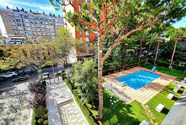 Foto 2 de Piso en venta en Pedralbes de 5 habitaciones con terraza y piscina