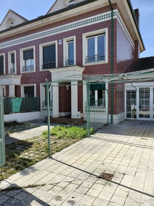 Foto 2 de Casa adossada en venda a Grijota de 5 habitacions amb terrassa i piscina