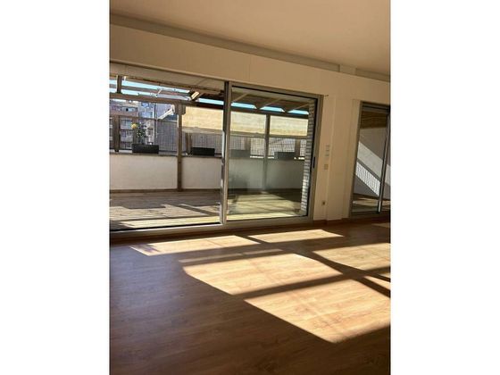 Foto 2 de Ático en alquiler en Eixample Nord – La Devesa de 3 habitaciones con terraza y aire acondicionado