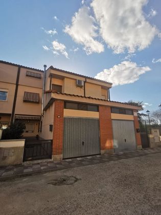 Foto 1 de Casa adossada en venda a Navalcán de 4 habitacions amb terrassa i garatge