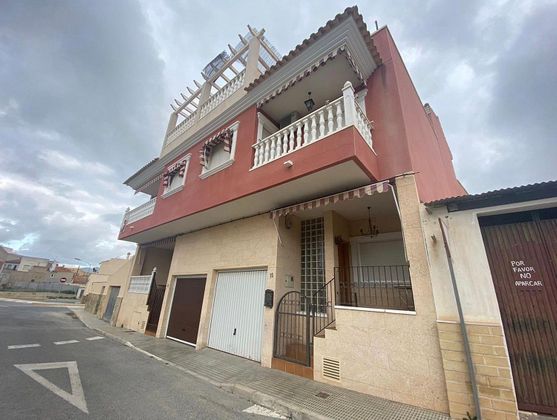 Foto 1 de Venta de casa adosada en Orihuela ciudad de 3 habitaciones con terraza y garaje