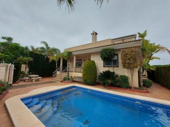 Foto 1 de Chalet en venta en Torre de la Horadada de 5 habitaciones con terraza y piscina