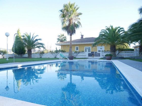 Foto 1 de Chalet en venta en Elda de 4 habitaciones con terraza y piscina