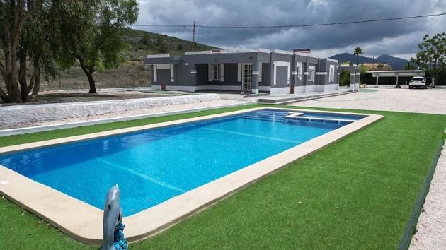 Foto 1 de Xalet en venda a El Fondo de les Neus-El Hondon de las Nieves de 4 habitacions amb terrassa i piscina