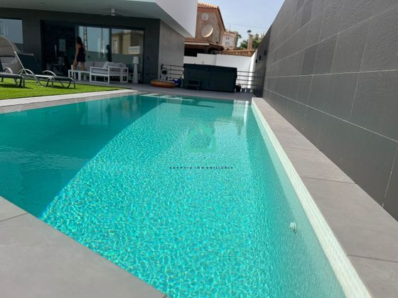 Foto 2 de Xalet en venda a Calabardina de 4 habitacions amb terrassa i piscina