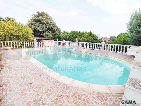 Foto 2 de Xalet en venda a Zona Polígono de 6 habitacions amb terrassa i piscina